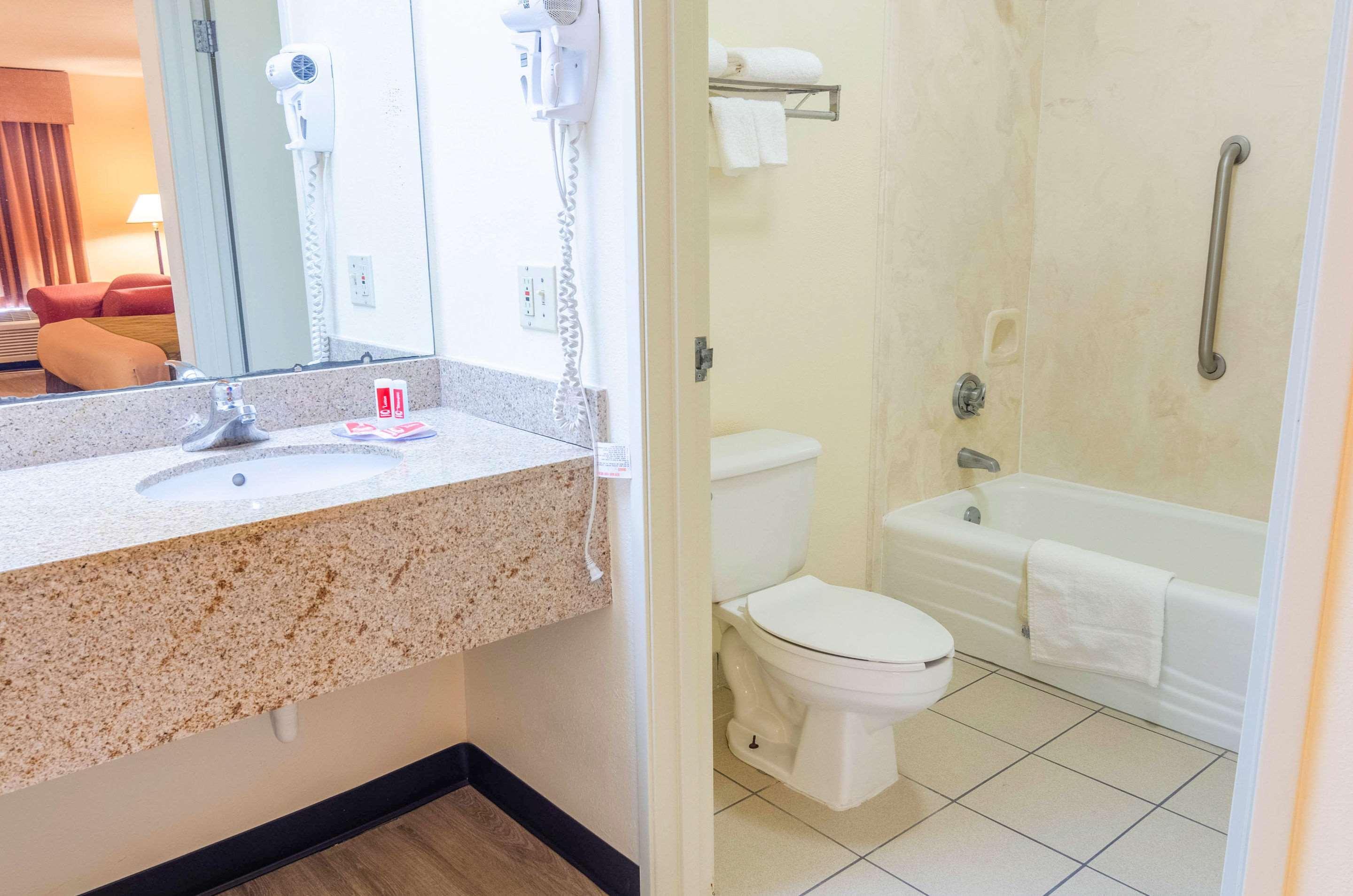 Econo Lodge Inn & Suites Gulfport Kültér fotó