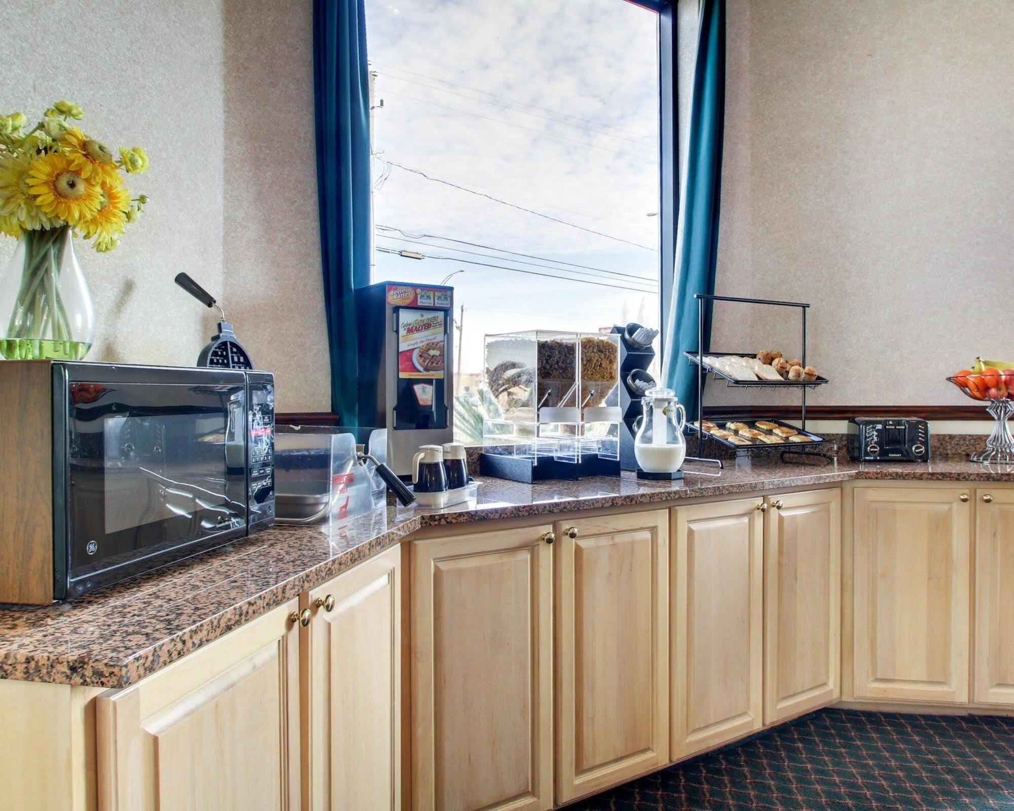 Econo Lodge Inn & Suites Gulfport Kültér fotó
